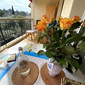 Cosy, Situe Entre Ciel Et Appartement